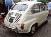 Fiat 600, ausgestellt beim Ortsjubiläum 850 Jahre Hofaschenbach, Juli 2015