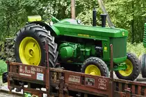 . John Deere Diesel Type R, stand etwas ungünstig auf einem Eisenbahnwagen beim  Festival de Vapeur  im Fond de Gras. 12.09.2015