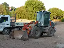 Atlas 65 eingesetzt bei Arbeiten im Außenbereich des Konzer Stadtbades, 23.08.2015