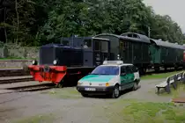 Am 3.9.2015 traf das von Thorsten Saatkamp restaurierte Polizeifahrzeug VW Passat Kombi 35 i der Polizei Goslar auf die noch länger im  Ruhestand  befindliche ehemalige Werklok 2 der Automobilfirma Karmann am Piesberg in Osnabrück. 