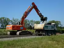 Liebherr Raupenbagger beim Stra�enbau in der Rheinebene, Aug.2015