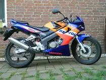 HONDA CBR 125R mit 14 PS - im Repsol-Design - Baujahr 2006 - Juniors ganzer Stolz. Am 18.09.2015 in Lützen.