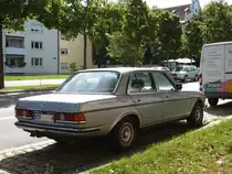 Mercedes Benz 280E silbergrau metalic Typ W 123 in München 27,08,2015 Heckansicht