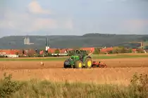 John Deere 6930 mit Grubber bei der Arbeit in Staffelstein am 21.09.2105.