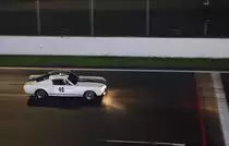 40 FORD Shelby Mustang 350 GT, ccm 4727, Fahrer  ROTHENBERGER Helmut (D) WOITRIN Gaëtan (B)nach dem Regen bei nasser Fahrbahn, beim SPA SIX HOURS Classic 19.September 2015, Nachts vom Gebäude der Boxengasse. Blitzlicht ist erlaubt!