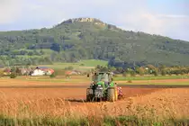 John Deere 6930 mit Grubber bei der Arbeit in Staffelstein unterhalb des Staffelberges am 21.09.2105.