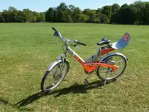 Leihrad Mietfahrrad DB Call a Bike abgestellt auf der Wiese im Englischen Garten München 28,08,2015