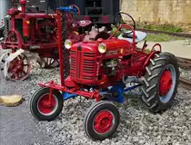 .Farmall McCormick Cup mit Mähbalken ausgestellt am 12.09.2015 im Fond de Gras.