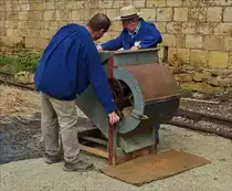 . Nach dem Dreschen mußte das Getreide noch mit einem solchen einer Siebwindfege in Handarbeit gereinigt werden, vorgeführt am 12.09.2015