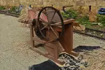 . Vorführung vom Getreidedreschen wie Früher, mit dieser Maschine mit Handkurbel ging es schon etwas einfacher, war aber noch mit großem Zeitaufwand verbunden. 12.09.2015 