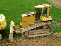 Caterpillar D5N LGP bei vorbereitenden Arbeiten zum Bau einer Windkraftanlage in der Nähe der B51 zwischen Trier und Bitburg, 17.04.2011