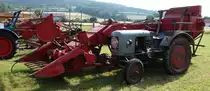 Eicher als Antriebsmaschine für einen Mähdrescher, präsentiert beim Oldtimertreffen in Eiterfeld-Ufhausen im Juli 2015