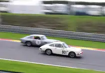 PORSCHE 911 & ASTON MARTIN DB4 beim Positionskampf . Beim 6h Classic - Rennen,  SPA SIX HOURS 19.September 2015