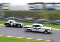 Nr.100 FORD Falcon Sprint mit der Nr.58 AUSTIN HEALEY 3000 MK II, beim Positionskampf. Beim 6h Classic - Rennen, SPA SIX HOURS 19.September 2015