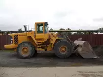 Volvo L 180E abgestellt in einem Trierer Gewerbegebiet (21.09.2014)