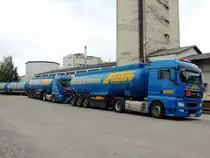 MAN TGX18.440 warten im Doppelpack auf die Beistellung der Waggons; 150925