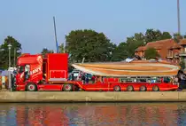 SCANIA R 500 mit einem Spezialtransport in der Ueckermünder Lagunenstadt. - 12.09.2015