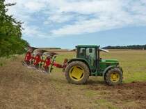 John Deere 6310 bei der Feldbearbeitung im August 2015