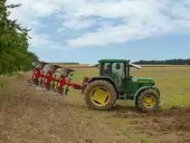 John Deere 6310 bei der Feldbearbeitung im August 2015