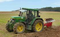 John Deere 6310 bei der Feldbearbeitung im August 2015