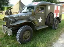 Us-amerikanischer Milit�rkrankenwagen der Firma Dodge beim 6.Int.Milit�rfahrzeugtreffen im Schweizerischen Milit�rmuseum Full, Juli 2015