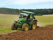 John Deere 6310 bei der Feldbearbeitung im August 2015