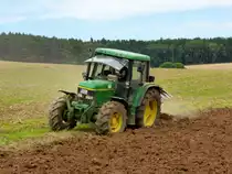 John Deere 6310 bei der Feldbearbeitung im August 2015