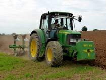 John Deere 6320 bei der Feldbearbeitung im August 2015