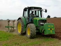 John Deere 6320 bei der Feldbearbeitung im August 2015