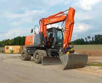 Hitachi Zaxis der Firma Bickardt-Bau auf einer Baustelle in 36100 Petersberg-Marbach im August 2015
