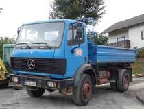 MB Kipper der Firma HODES steht auf einer Baustelle in 36100 Petersberg-Marbach im August 2015