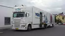 Scania Super als Transportfahrzeug eines Blumenhändlers steht am einem Markt in Burghaun im August 2015