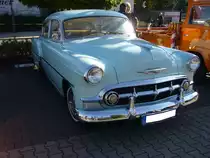 Chevrolet Bel Air Series 2400C fourdoor Sedan des Modelljahres 1953. Auch in diesem Modelljahr wieder das Spitzenmodell. Als niedrigste Ausstattungsvariante ist der Special und als mittlere Ausstattungsvariante der DeLuxe platziert. Von dieser Karosserievariante setzte Chevrolet in diesem Modelljahr 246284 Autos zu einem Preis ab US$ 1874,00 ab. Der 6-Zylinderreihenmotor leistet 108 PS aus 3857 cm³ Hubraum. Prinz-Friedrich-Oldtimertreffen am 27.09.2015 in Essen. 