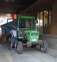 Deutz 6206 steht zur Entladung am Kornhaus Hünfeld, August 2015