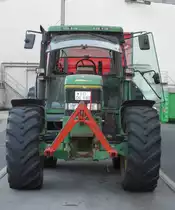 John Deere 6900 steht zur Entladung am Kornhaus Hünfeld, August 2015