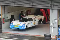 LOLA T70 MK3B wird noch zum Rennen am 20.9.2015 fertig gemacht, gesehen von der Haupttribühne wärend der 6h Classic Spa Francorchamps am 19.9.2015