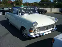 Opel Rekord P2 Coupe. 1961 - 1963. Während die P2 Limousine bereits im August 1960 vorgestellt wurde, folgte das Coupe genau ein Jahr später. Das Coupe war grundsätzlich mit der 1.7S Maschine motorisiert. Der 4-Zylinderreihenmotor leistet 60 PS aus 1680 cm³ Hubraum. Das Coupe schlug mit DM 7675,00 zu Buche. Prinz-Friedrich-Oldtimertreffen am 27.09.2015 in Essen.