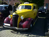 Chevrolet Master DeLuxe fourdoor Touring Sedan des Modelljahres 1937. Motorisiert ist dieses Modell mit einem 6-Zylinderreihenmotor, der aus 3540 cm³ Hubraum 85 PS leistet. Von diesem Modell baut Chevrolet 1937, in allen Karosserieversionen, 519196 Einheiten. Prinz-Friedrich-Oldtimertreffen am 27.09.2015 in Essen.
