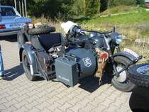 BMW R75 Gespann mit angetriebenen Seitenwagen. 1941 - 1944. Dieses Gespann wurde in 16510 Einheiten produziert. Der auf dem Tank montierte Luftfilter lässt darauf schließen, das das abgelichtete Gespann ab Oktober 1942 produziert wurde. Der 2-Zylinderboxermotor leistet 26 PS aus 745 cm³ Hubraum. Prinz-Friedrich-Oldtimertreffen am 27.09.2015 in Essen.