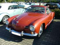 VW Typ 14 Karmann-Ghia Coupe. 1955 - 1973. Hier wurde ein frühes Karmann-Ghia Coupe abgelichtet. Der 4-Zylinderboxermotor mit 1.2l Hubraum stammt aus dem Käfer und leistet 30 PS. Prinz-Friedrich-Oldtimertreffen am 27.09.2015 in Essen.