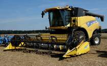 NewHolland-Mähdrescher steht anl. der Oldtimerausstellung 2015 am Baiersröder Hof