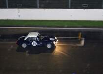 MG B im Regen, beim SPA SIX HOURS Classic 19.September 2015, Nachts vom Gebäude der Boxengasse. Blitzlicht ist erlaubt!