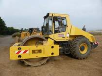 Bomag BW 219 PDH-3 (Baujahr 2007, Gewicht 21.010 kg, Leistung 145 kW) auf der Baustelle der B50n in der Nähe von Longkamp, 09.08.2015