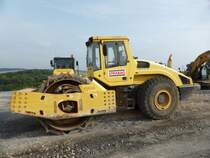 Bomag BW 226 DI-4 (Baujahr 2005, Gewicht 20.000 kg, Leistung 147 kW) auf der Baustelle der B50n in der Nähe von Longkamp, 09.08.2015