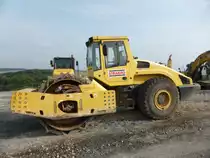 Bomag BW 226 DI-4 (Baujahr 2005, Gewicht 20.000 kg, Leistung 147 kW) auf der Baustelle der B50n in der Nähe von Longkamp, 09.08.2015