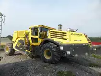 Bomag MPH 600 (Baujahr 2015, Gewicht 32.300 kg, Leistung 440 kW) auf der Baustelle der B50n in der Nähe von Longkamp, 09.08.2015