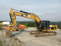 Caterpillar 329D LN (Baujahr 2010, Gewicht 32.900 kg, Leistung 161 kW) auf der Baustelle der B50n in der Nähe von Longkamp, 09.08.2015
