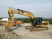 Caterpillar 329D LN (Baujahr 2010, Gewicht 32.900 kg, Leistung 161 kW) auf der Baustelle der B50n in der Nähe von Longkamp, 09.08.2015