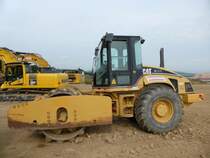 Caterpillar CP-663E auf der Baustelle der B50n in der Nähe von Longkamp, 09.08.2015
