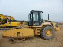 Caterpillar CP-663E auf der Baustelle der B50n in der Nähe von Longkamp, 09.08.2015